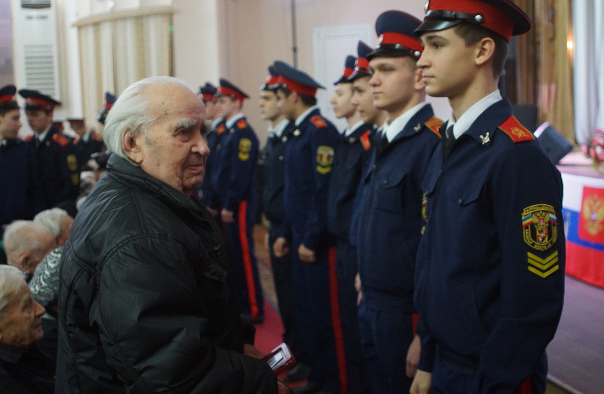 В Батайске ветеранам вручили памятные медали 